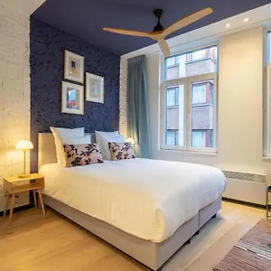 https://the-blue-parrot.brusselshotelsbook.com